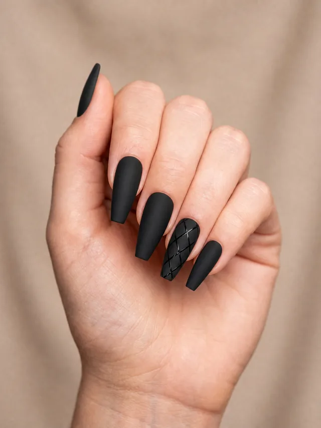 Longs ongles en forme de coffin noir mat avec un détail quadrillé noir brillant sur l'annulaire