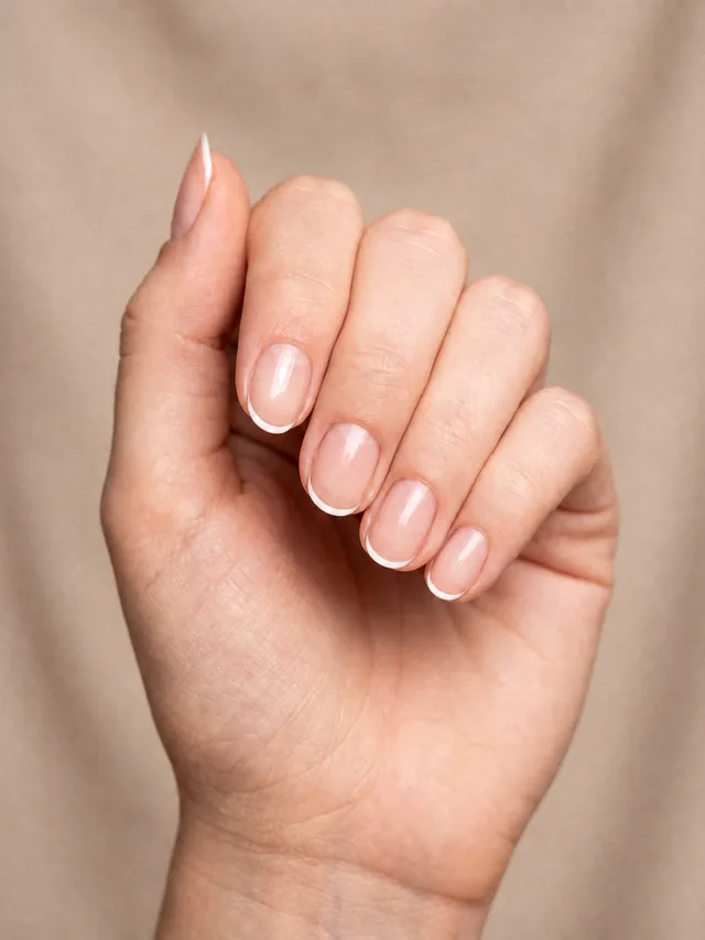 Ongles courts naturels avec une très fine bordure blanche nette façon micro-french